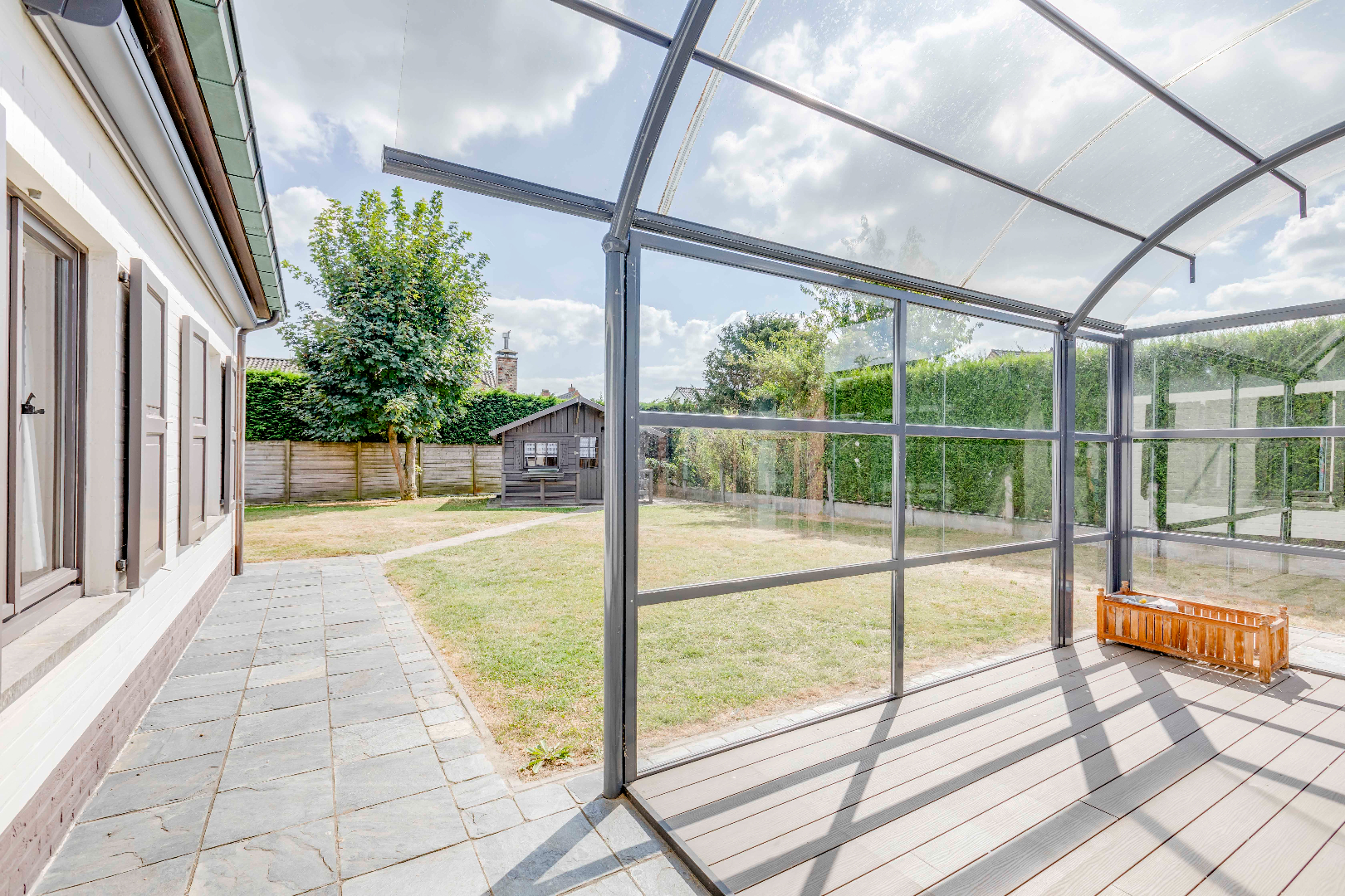 Zeer goed onderhouden woning  met 3 slaapkamers en aangename tuin. 