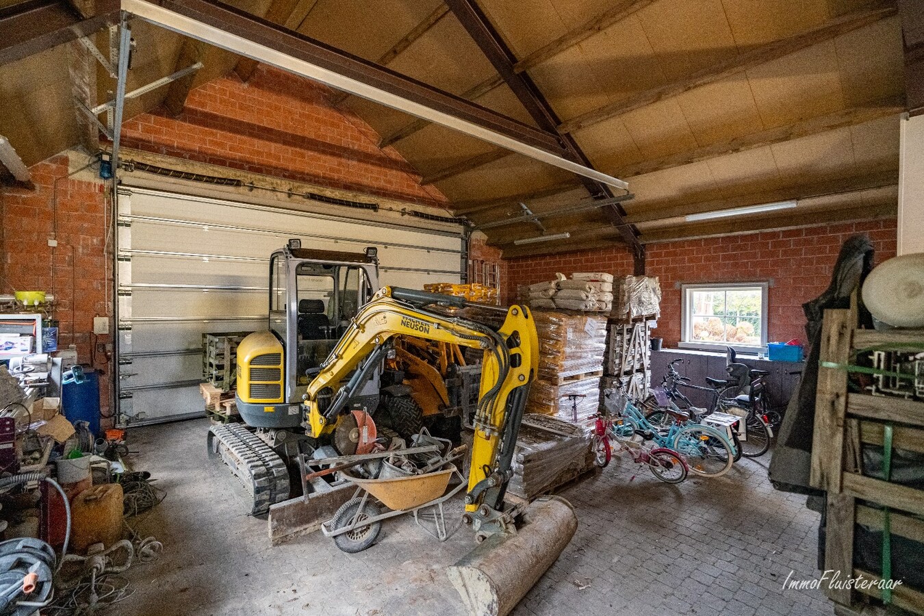 Prachtig gerenoveerde villa met grote garage en stalgebouw op 8.875 m2 te Retie 