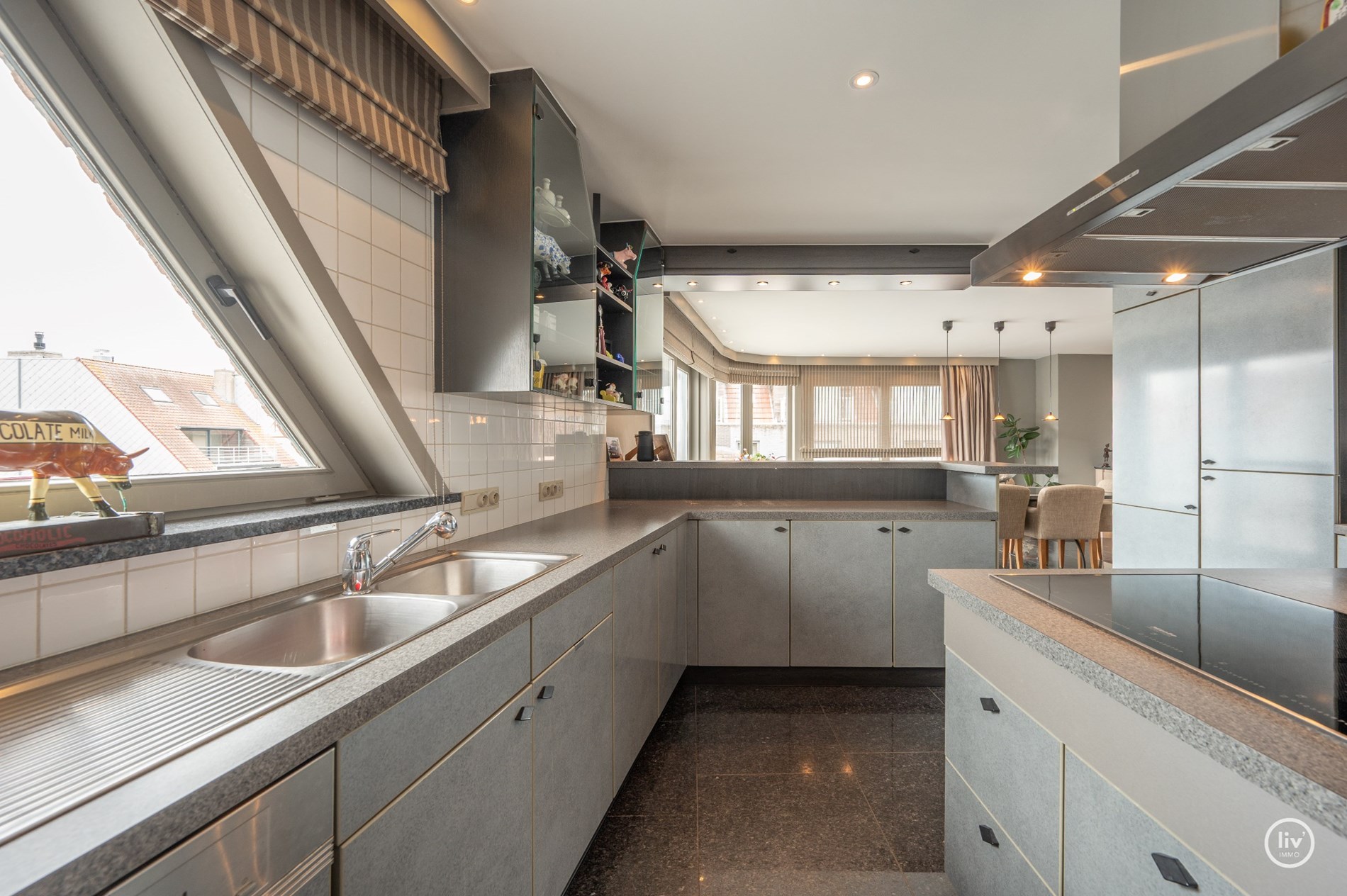 “Unieke Penthouse (1992) te koop op een toplocatie in Knokke –3 -kamerappartement met uitzonderlijke zonneterrassen van meer dan +/- 200m2 . 