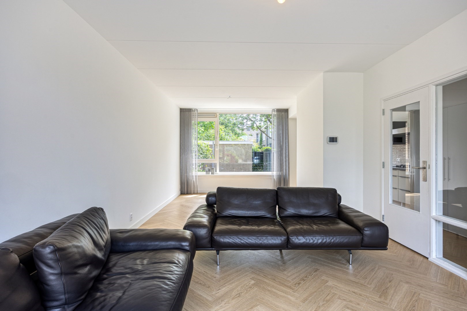 Ruime eengezinswoning met 5 kamers op eigen grond, 11 zonnepanelen en een centrale ligging in de wijk Ommoord. 