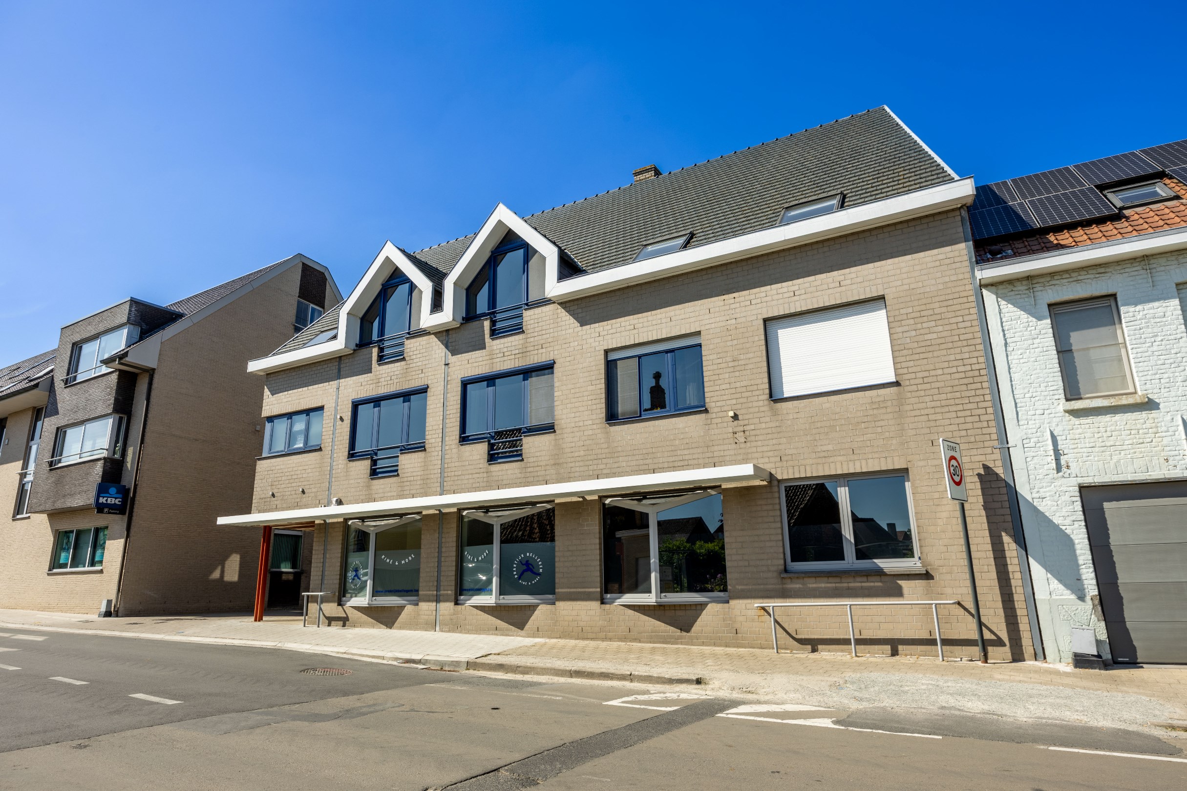 INVESTERINGSEIGENDOM MET 4 APPARTEMENTEN EN 4 GARAGES 