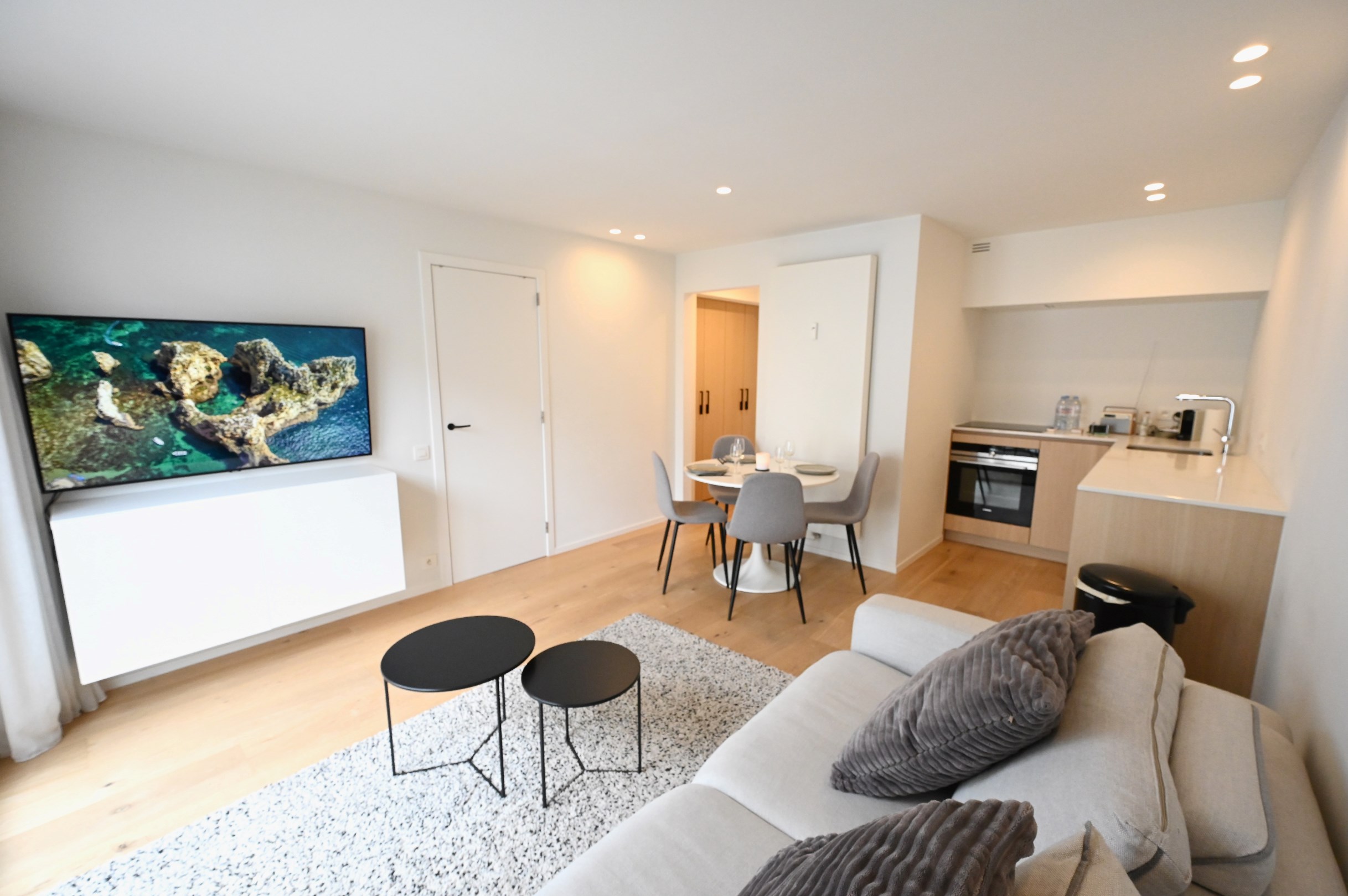 GEMEUBELD  - Modern gerenoveerd 1 slaapkamer appartement gelegen in de centrum van Knokke. 