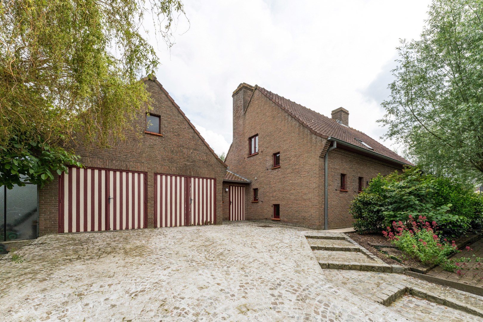 Stijlvolle  villa op mooi hoekperceel (751 m&#178;), Torhout 