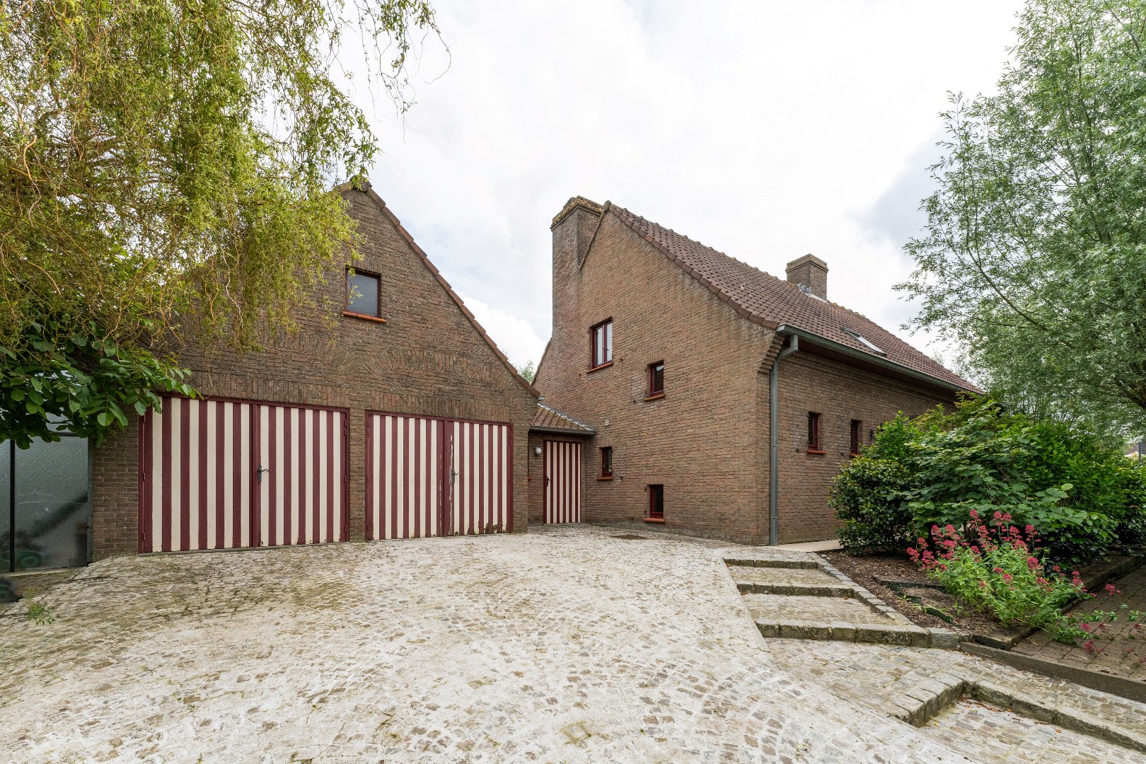 Stijlvolle villa op mooi hoekperceel (751 m&#178;), Torhout 