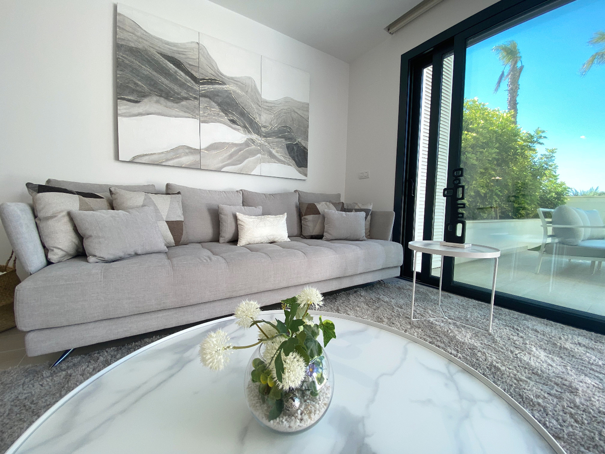 Luxe volledig bemeubeld 2-slpk appartement op de golf in Las Colinas 