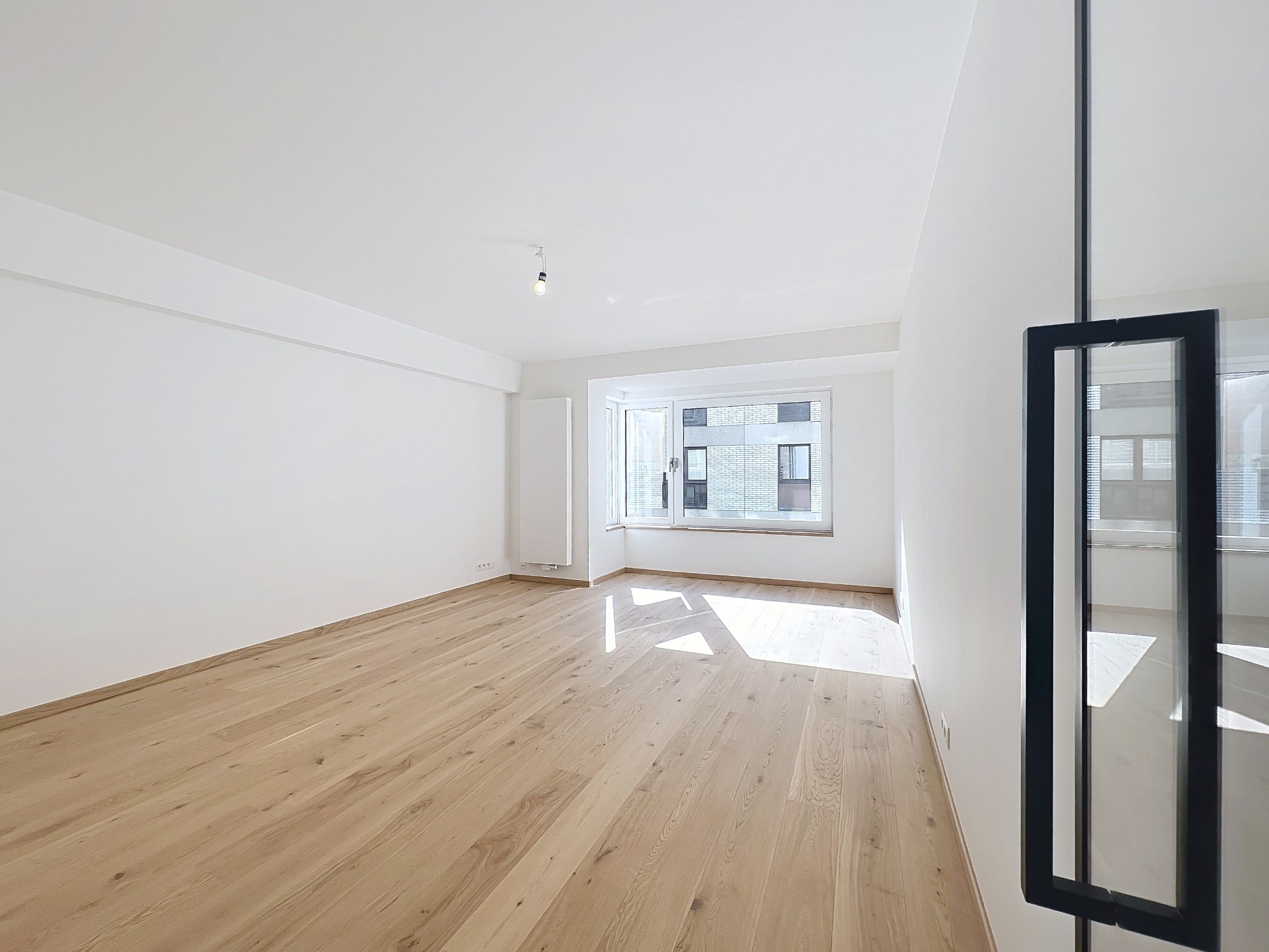 Instapklaar 2-slaapkamerappartement met zijdelings zeezicht in verzorgd gebouw. 