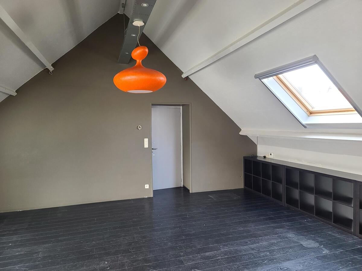 Gedeeltelijke bemeubelde loft met 2 slaapkamers in centrum Koekelare 