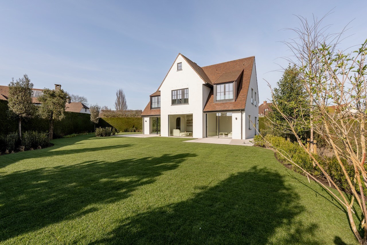 Prachtig gerenoveerde alleenstaande woning met oprit gelegen in een rustige wijk in Knokke nabij de Magere Schorre. 