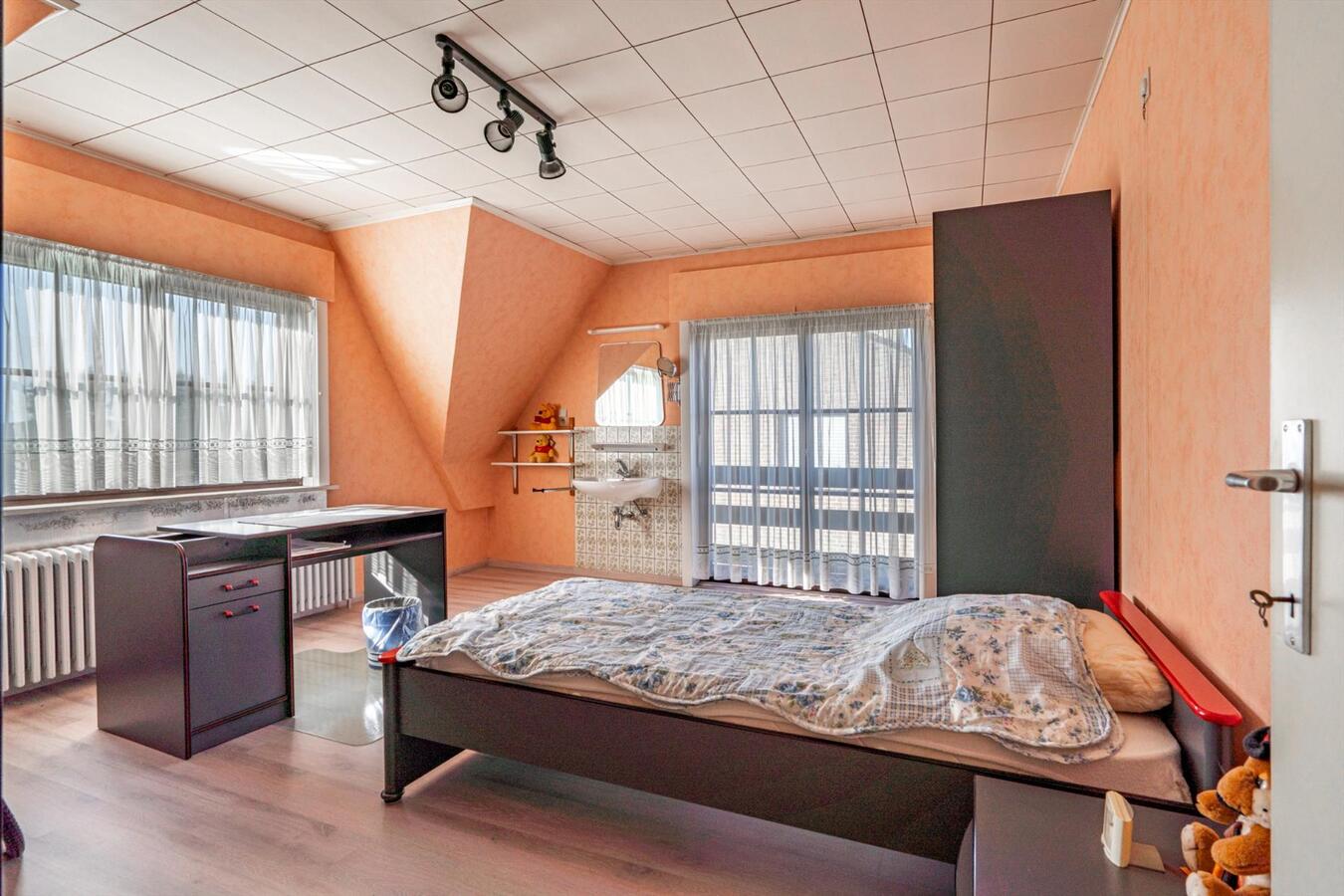 Grote woning met 6 slaapkamers en atelier op 2645 m&#178; te Koekelare 