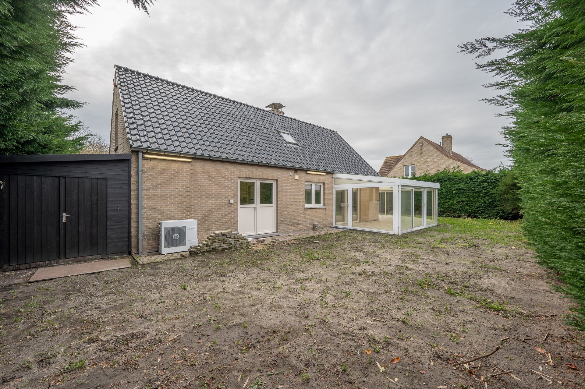 Maison individuelle spacieuse avec deux chambres, une salle de bains et un double garage int&#233;gr&#233; situ&#233;e dans la rue de l&#39;Aster &#224; Knokke. 