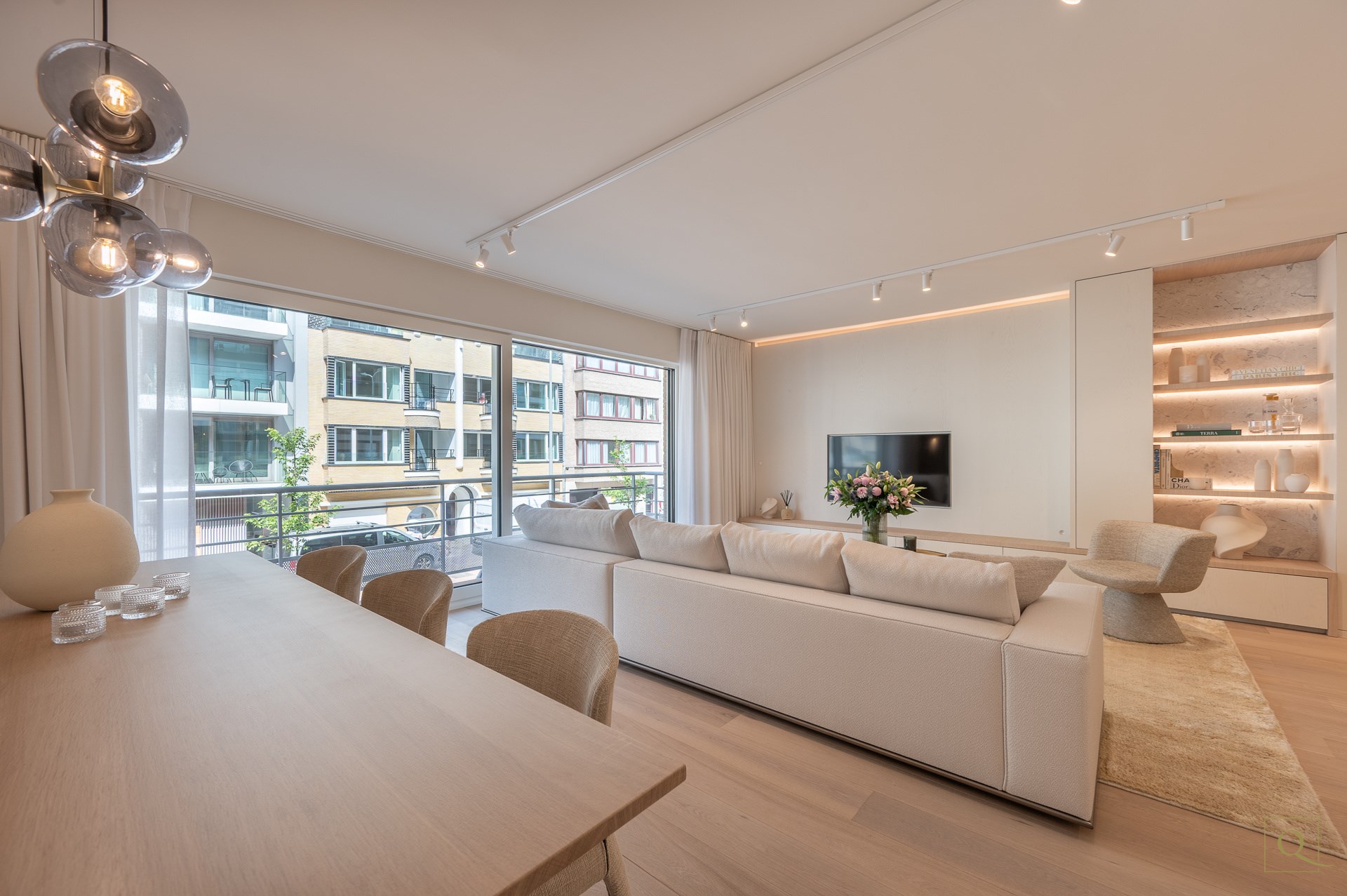 Appartement de luxe &#233;l&#233;gamment r&#233;nov&#233; avec deux terrasses ensoleill&#233;es &#224; proximit&#233; de la plage et des commerces. 