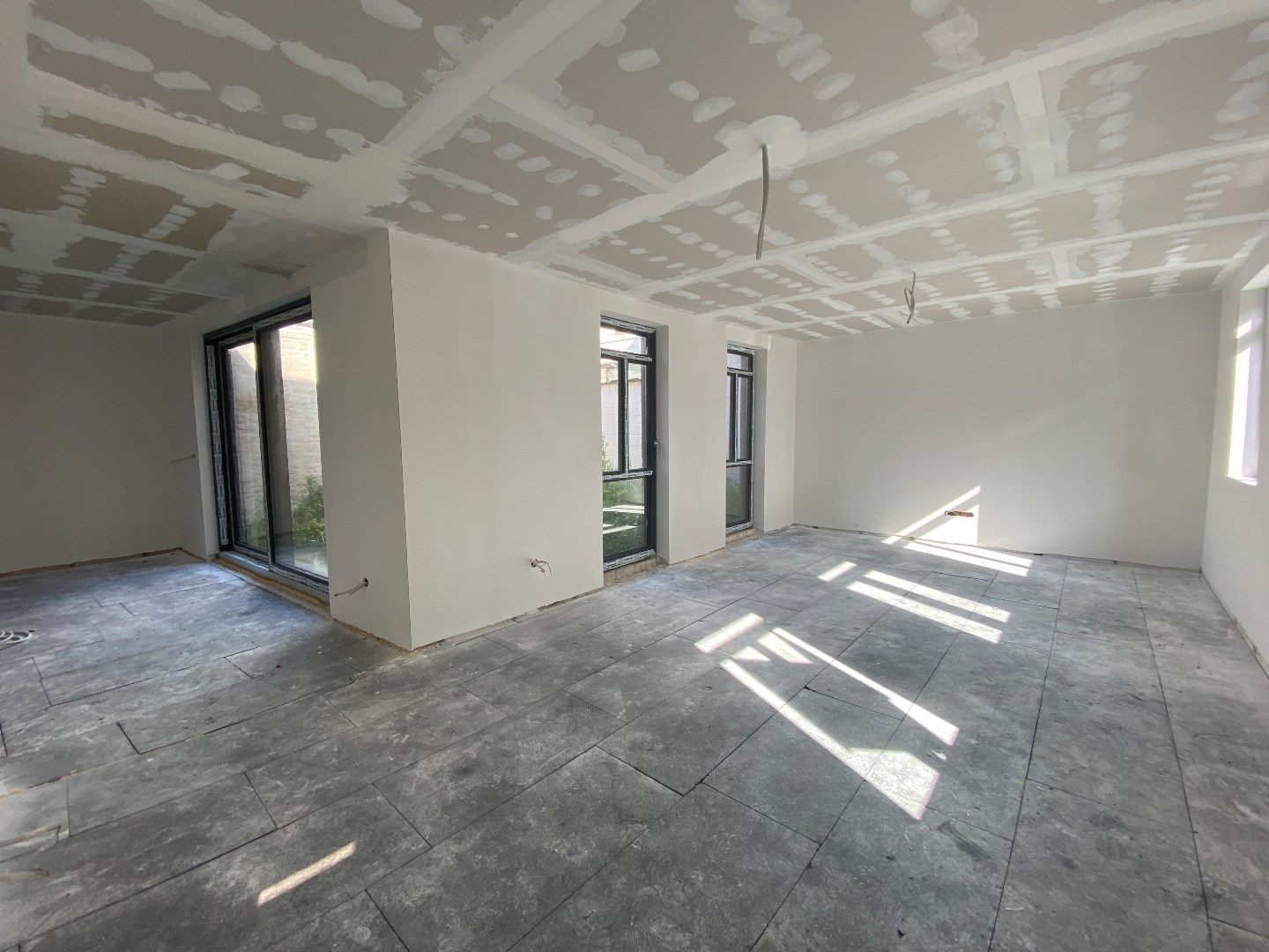 Centraal gelegen casco nieuwbouwwoning met gezellige patio &amp; garage! 