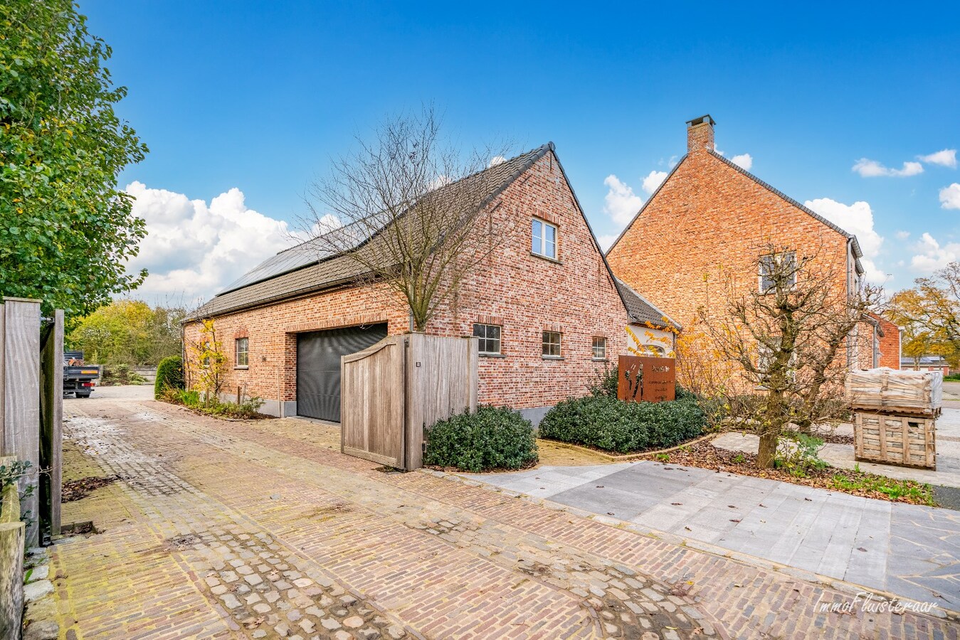 Prachtig gerenoveerde villa met grote garage en stalgebouw op 8.875 m2 te Retie 