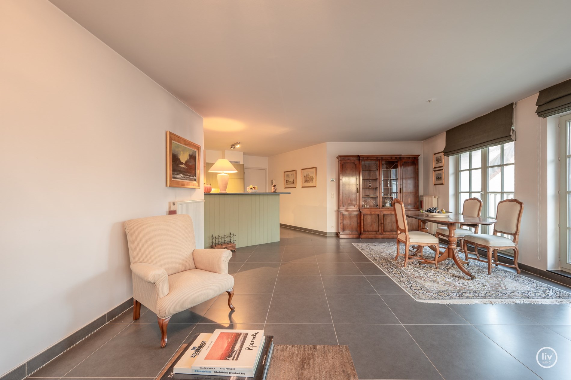 Appartement soign&#233; et contemporain avec une belle terrasse d&#39;angle orient&#233;e au sud, situ&#233; dans le vieux Knokke &#224; distance de marche du march&#233; aux l&#233;gumes de Knokke. 