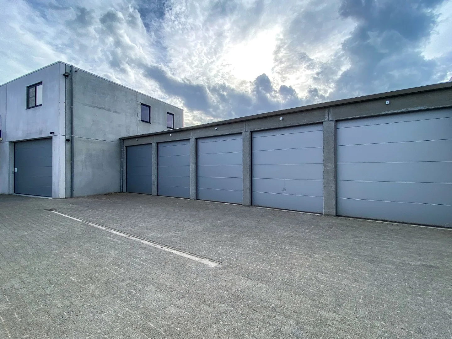 Bovengrondse dubbele garage / opslagruimte te huur in Diksmuide.