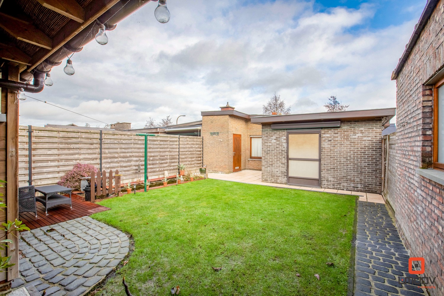 Halfopen bungalow in woonwijk 