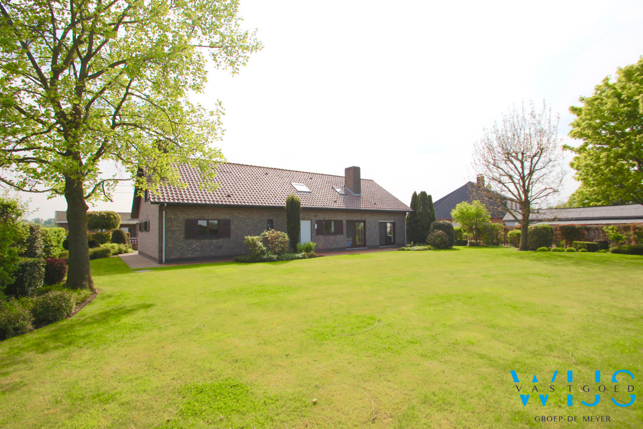 Prachtige instapklare en ruime woning op 1547m&#178;  te OOSTEEKLO 