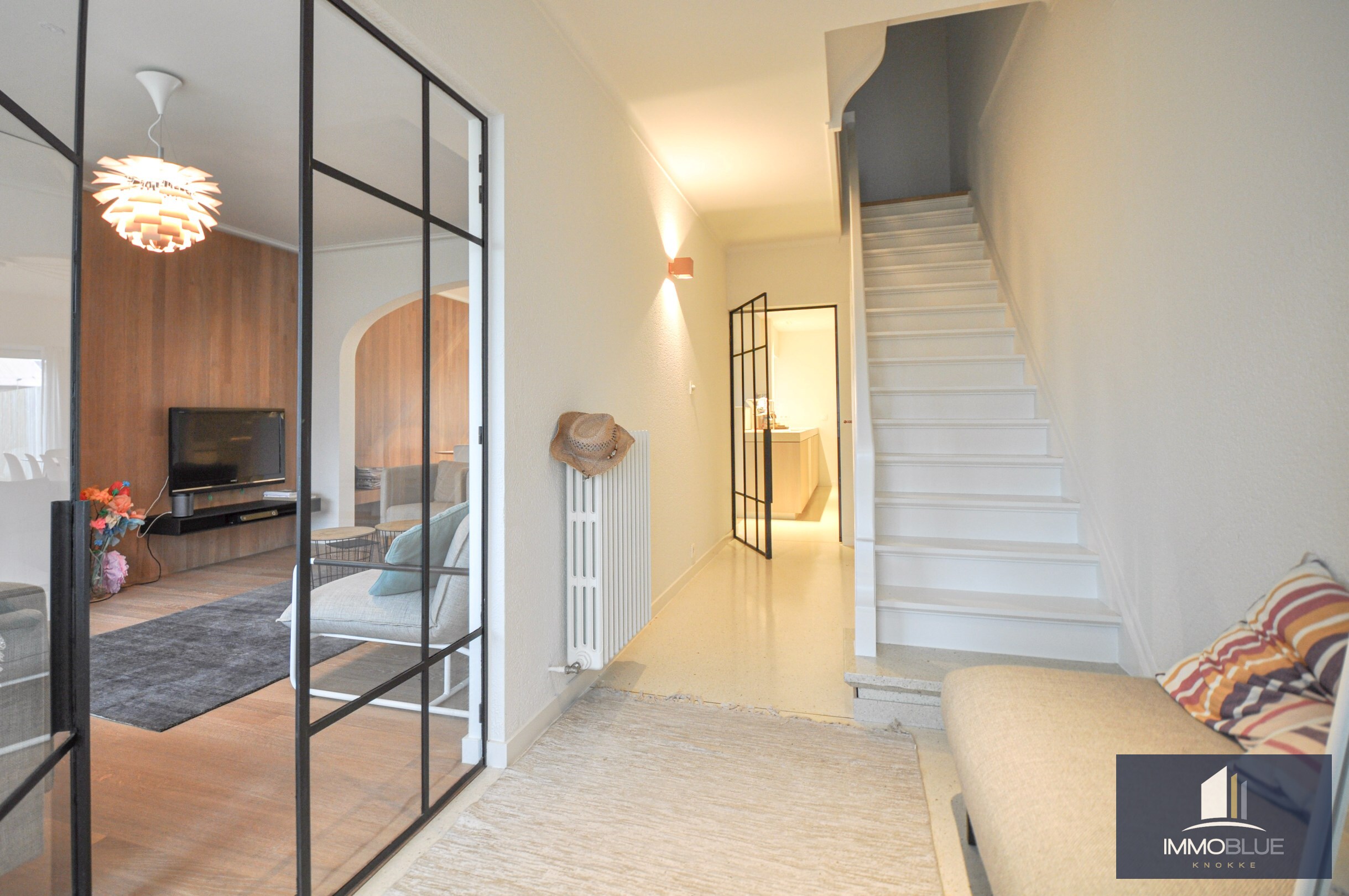 Maison lumineuse pr&#234;te &#224; emm&#233;nager avec jardin ensoleill&#233; et grand garage. 