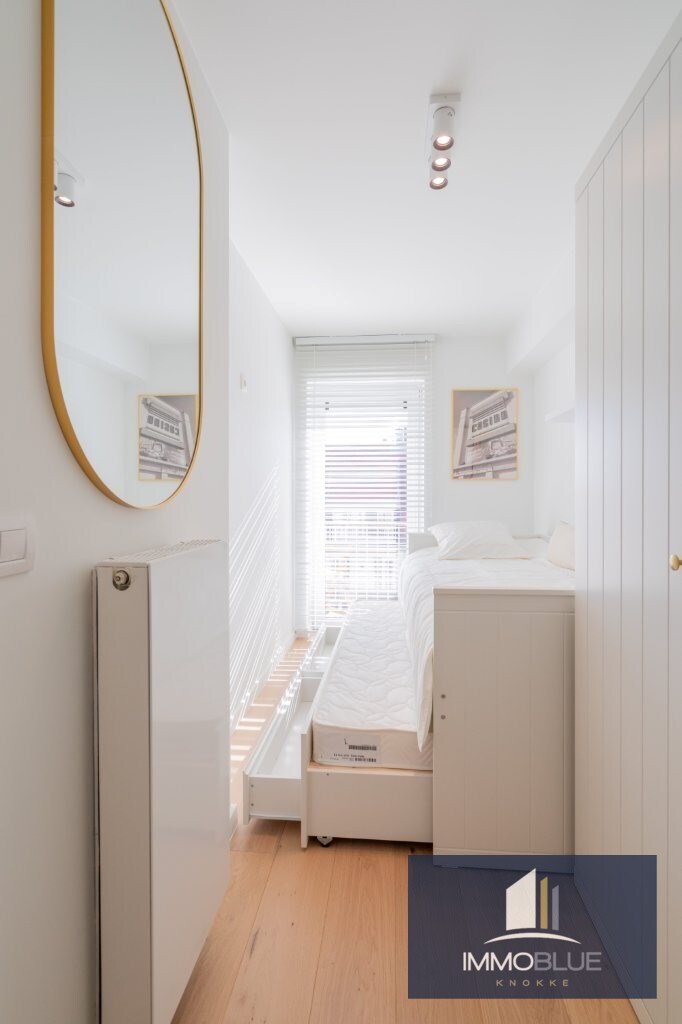 Volledig gerenoveerd, lichtrijk appartement gelegen in een kleine residentie. 