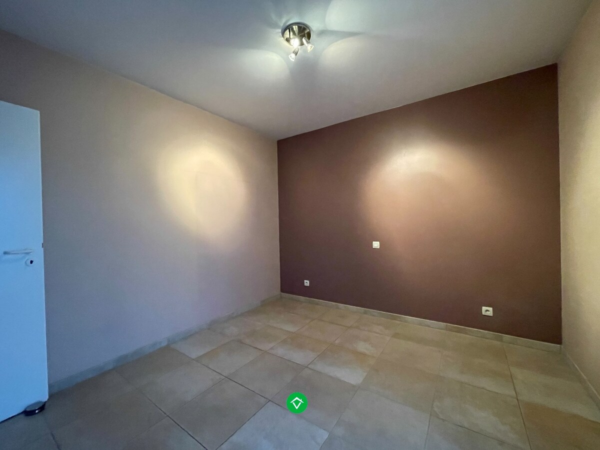 Ruim appartement (117 m&#178;) met 2 slaapkamers, terras en garage in centrum Roeselare! 