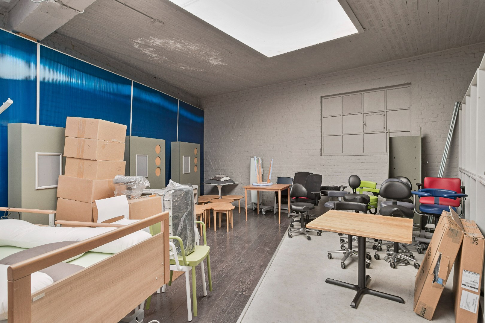 Magazijn met kantoorruimte, autostaanplaatsen en gerenoveerd appartement 