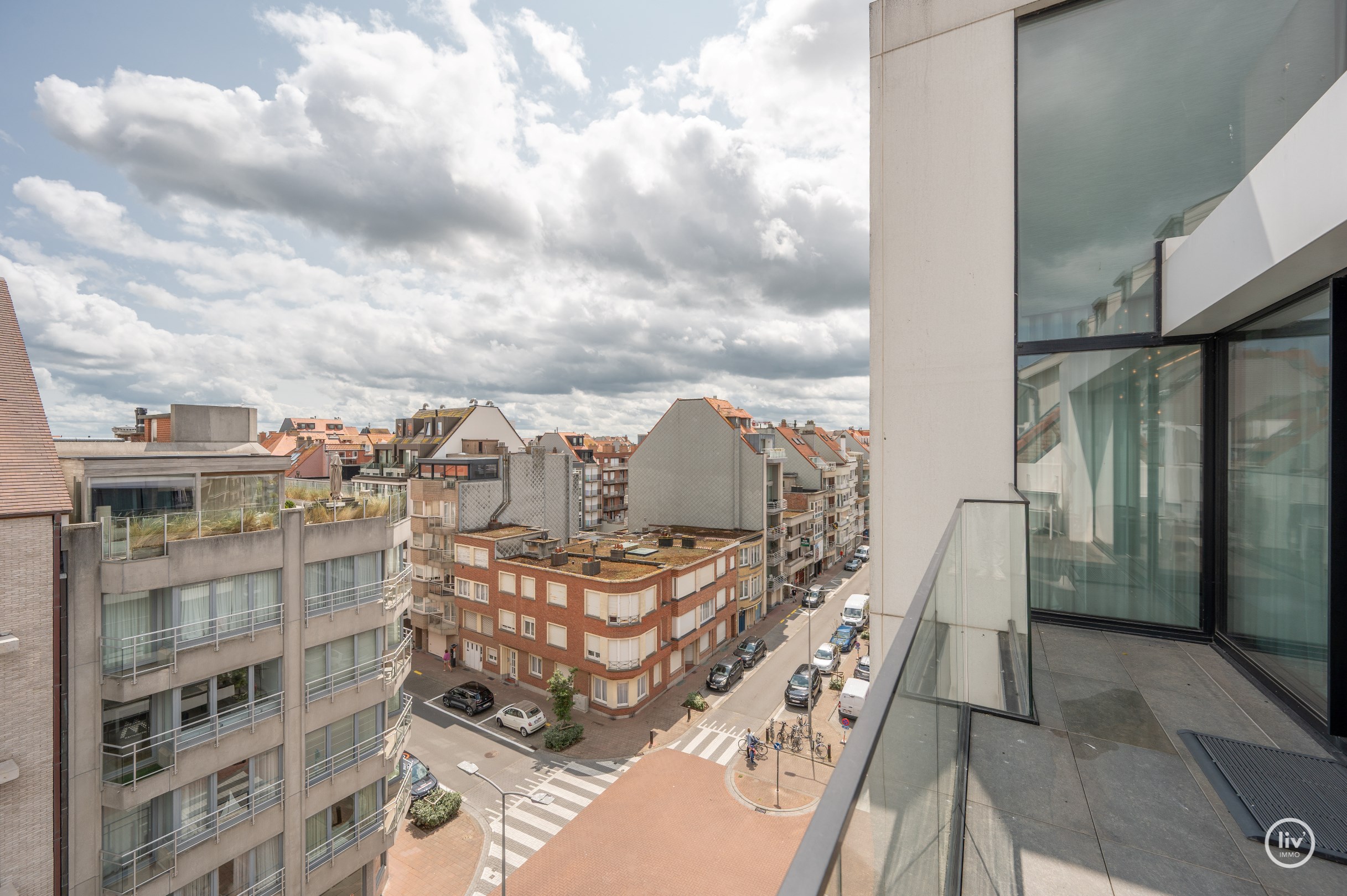 Buitengewone hoekduplex ( 274m&#178;) gelegen vlakbij Zeedijk en het Rubensplein. Ruime garage te koop op de gelijkvloerse verdieping in het gebouw. 