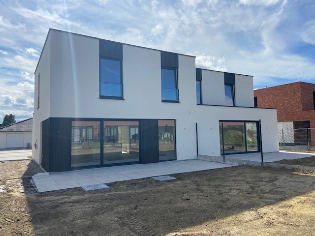 Nieuwbouw halfopen woning op een goeie ligging in gloednieuwe verkaveling! 