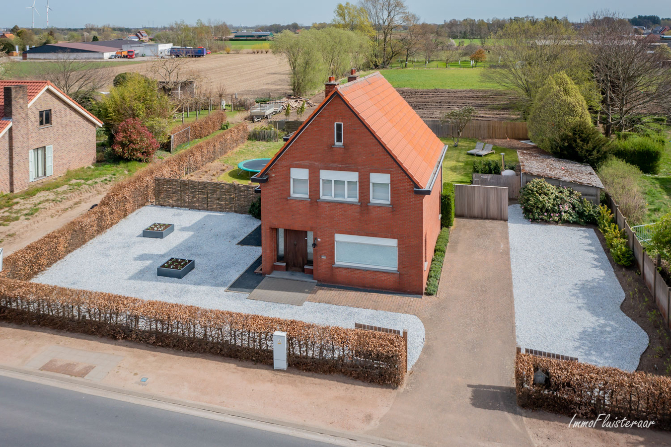 Huis te koop op 7591m&#178; inclusief weiland voor paarden. 