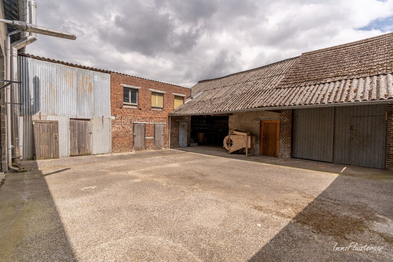 Maison &#224; r&#233;nover avec plusieurs d&#233;pendances et un pr&#233; sur env. 25 a &#224; Zoutleeuw 