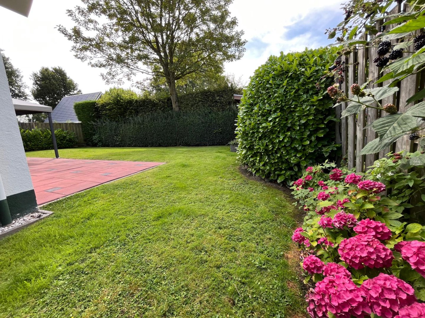 Vrijstaande goed onderhouden recreatiewoning (bj. ca. 1995) gelegen aan het einde van een doodlopende straat rustig gelegen in park ‘’Deltona’’ te Kortgene . 