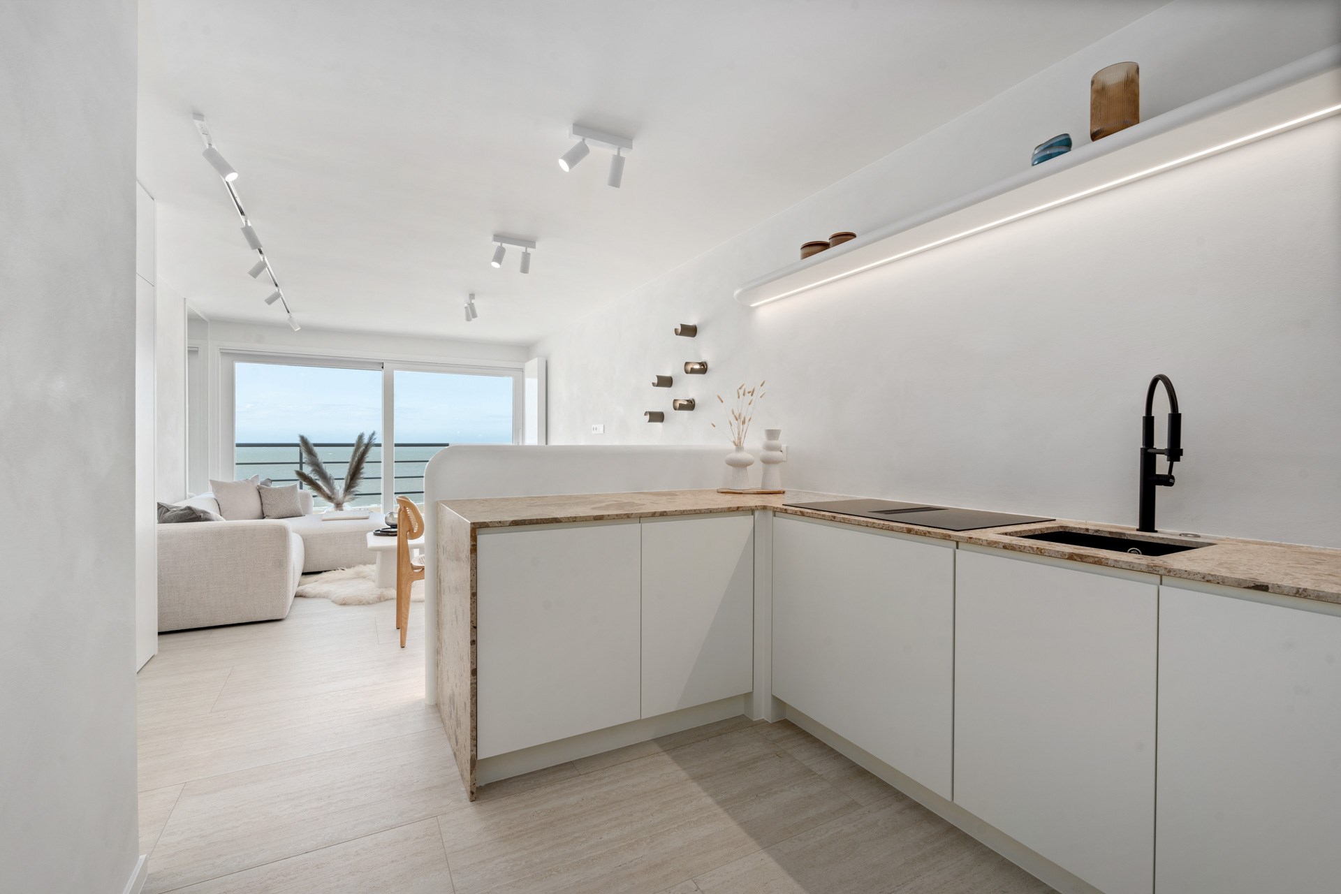 Integraal gerenoveerd appartement genietend van een panoramisch uitzicht op de zeedijk te Duinbergen! 