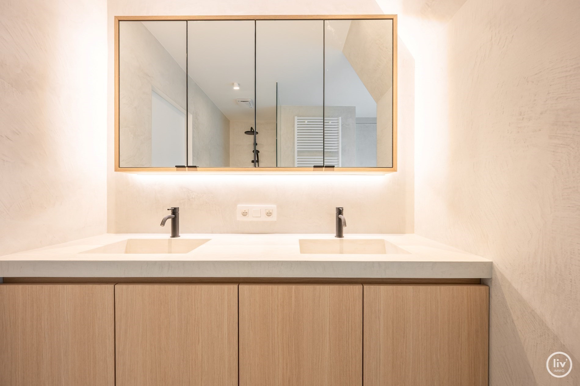 Prachtig gerenoveerd duplex appartement met ruim Westgericht terras gelegen op de Lippenslaan te Knokke. 