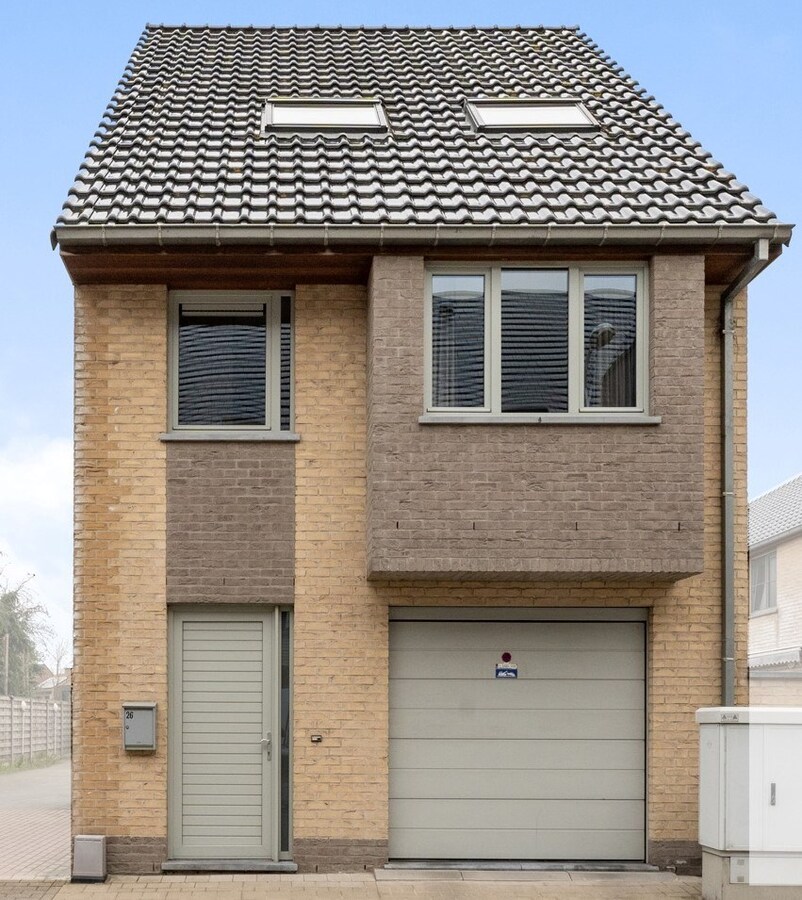 Recente bel etage woning met garage en bijkomende standplaats te Koekelare 