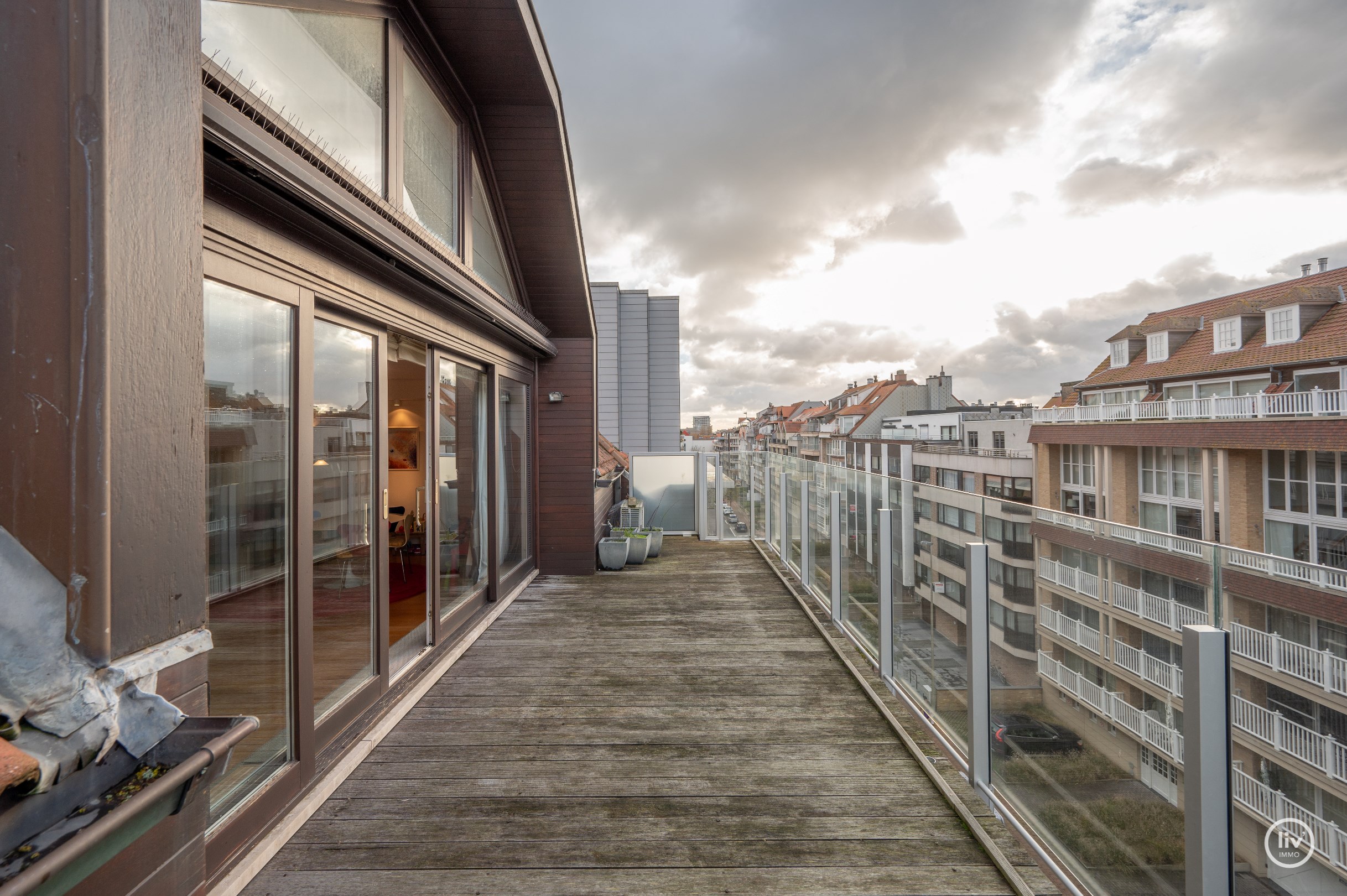 Ruim en zonnig dakappartement (227 m2) met ca. 33m&#178; terrassen gelegen in het centrum van Knokke, op wandelafstand van de Zeedijk en het Rubensplein. 