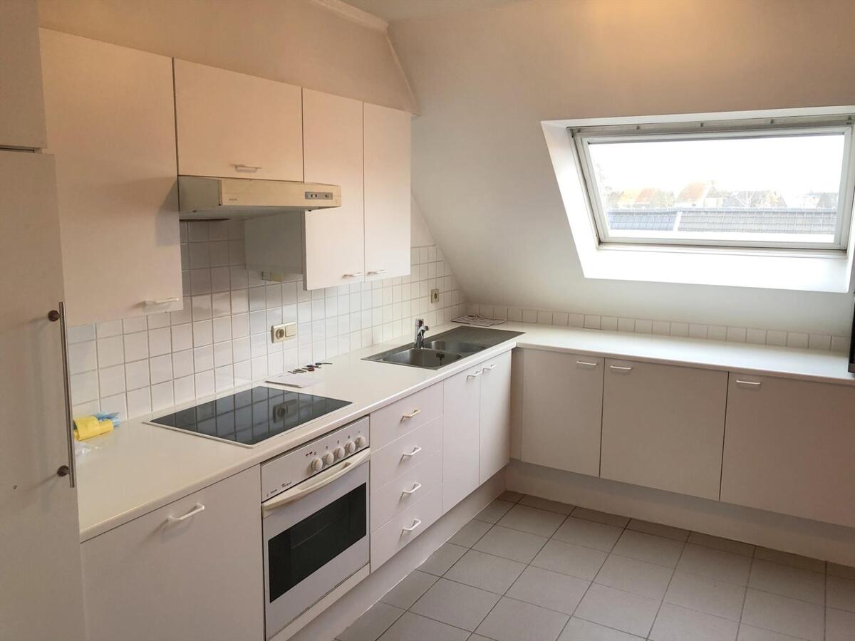 Ruim duplex-dakappartement met 3 slaapkamers &#233;n garage nabij station Gent-Sint-Pieters 