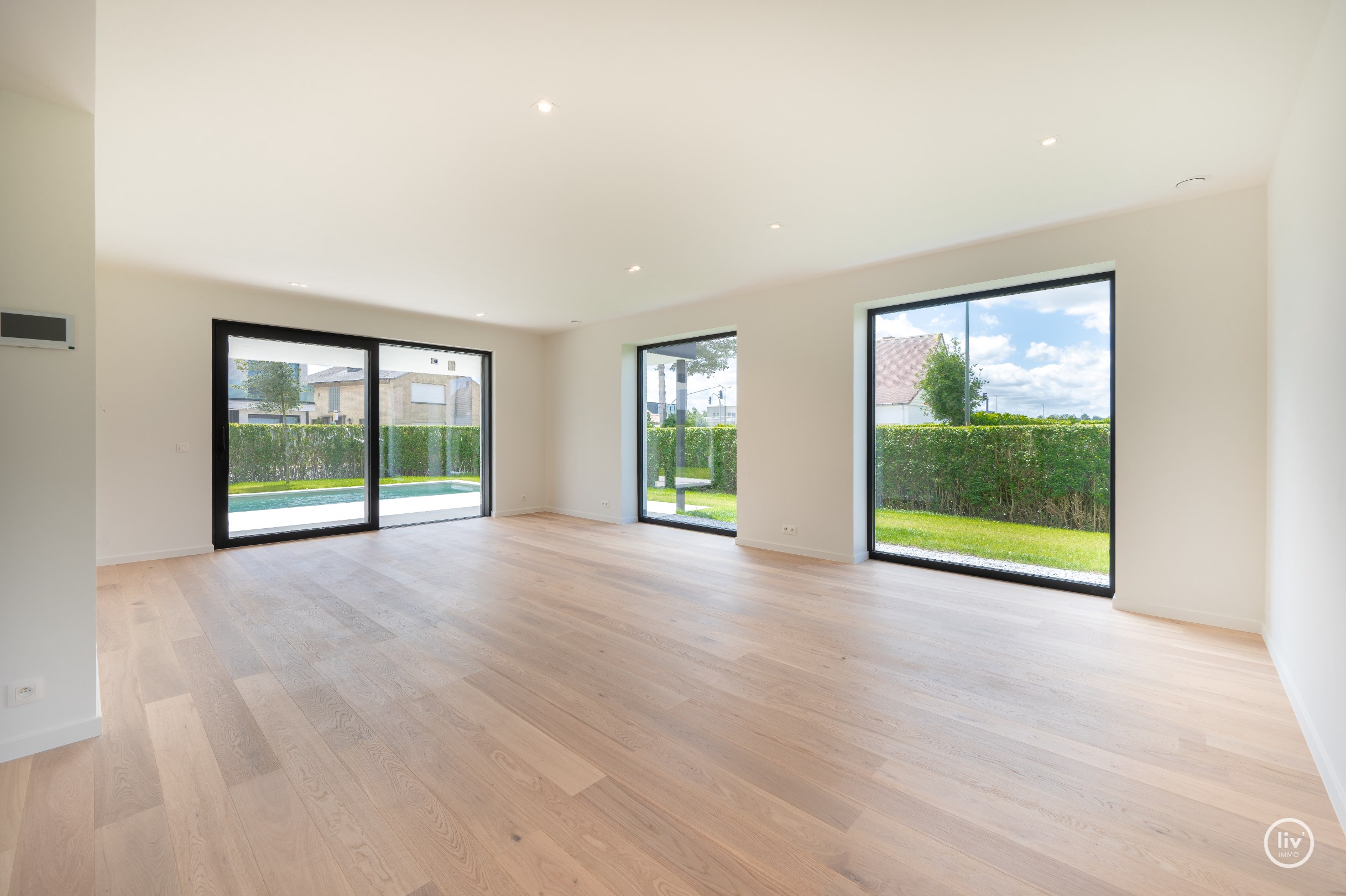 Prachtige alleenstaande en energiezuinige villa met zwembad en alle hedendaags modern comfortgelegen op een terrein van 699 m&#178; en dit in een residenti&#235;le villawijk te Knokke-Heist. 