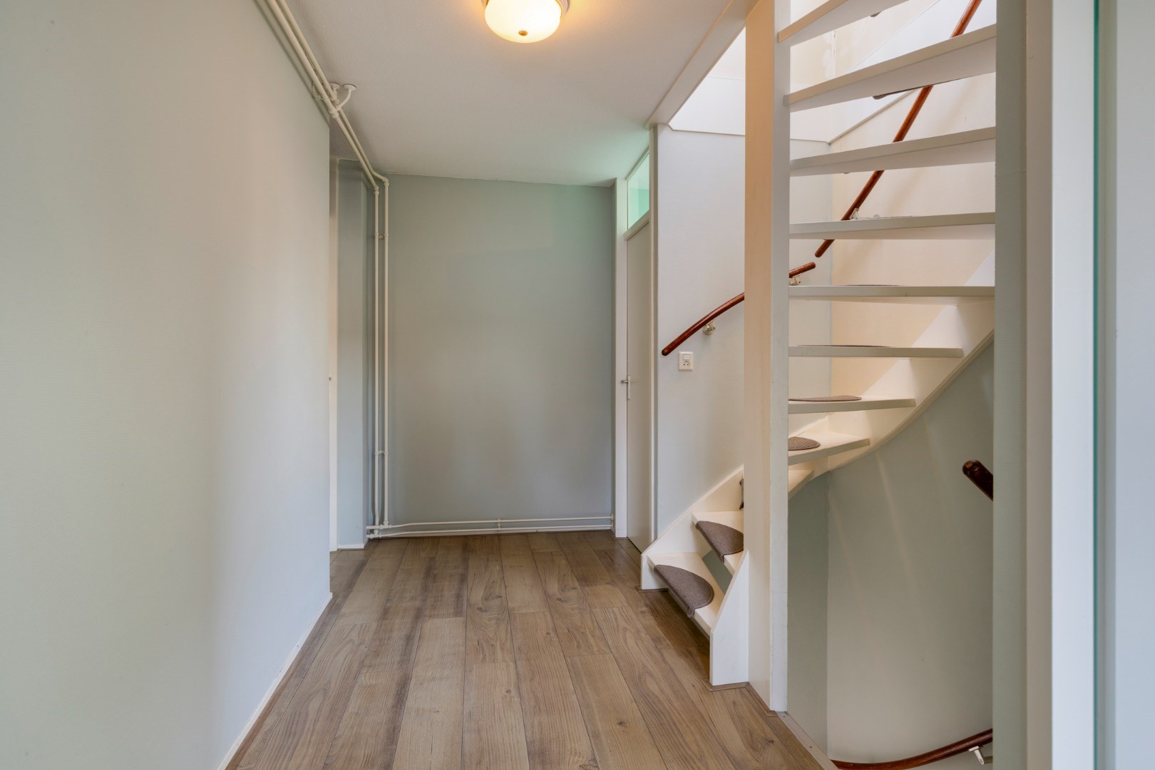 Royale hoek-eengezinswoning met 155 m&#178; wooncomfort en 5 kamers, riante tuin en dakterras. 