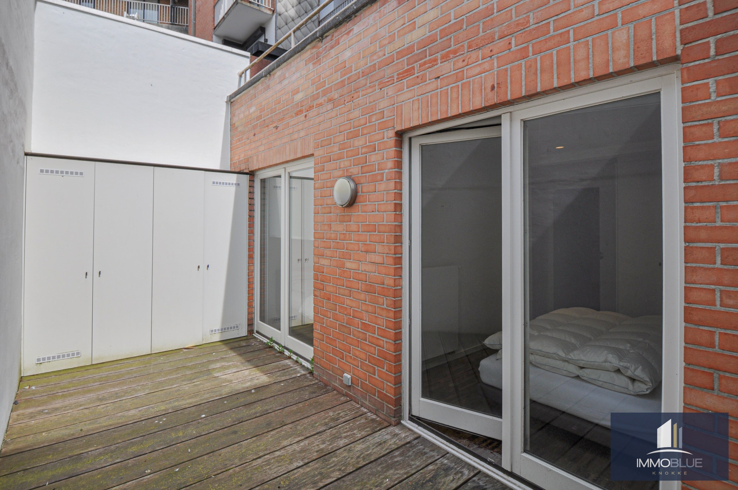 Stijlvol, instapklaar appartement met een ruim terras gelegen op enkele passen van de zee. 