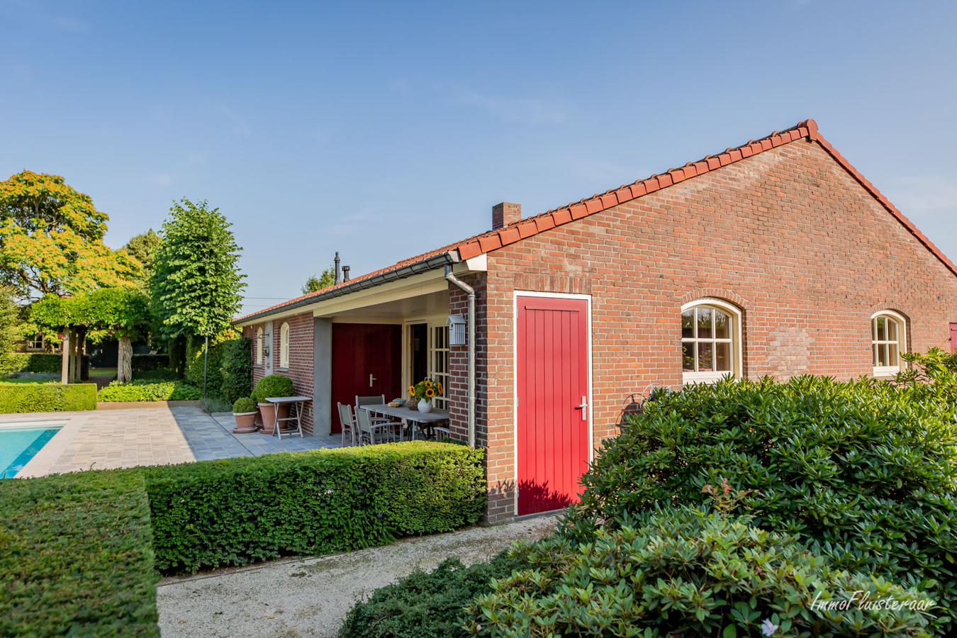 Prachtige villa met zwembad, achterliggende weilanden en een volledig ingericht poolhouse op +/-1,66ha te Kinrooi 