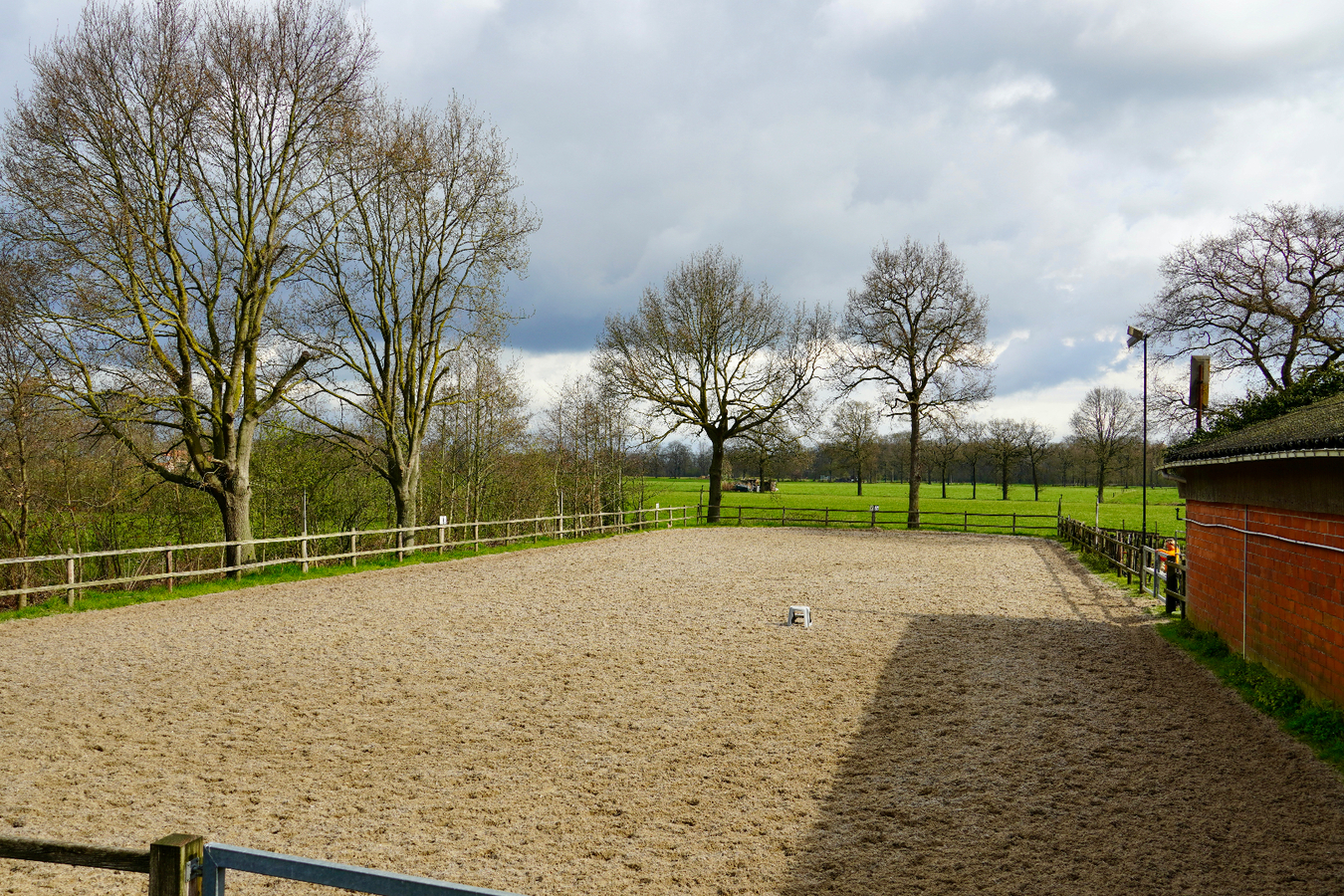 Gezellige, aanzienlijke woning met stallen en buitenpiste op ca. 3,5ha in Brecht 