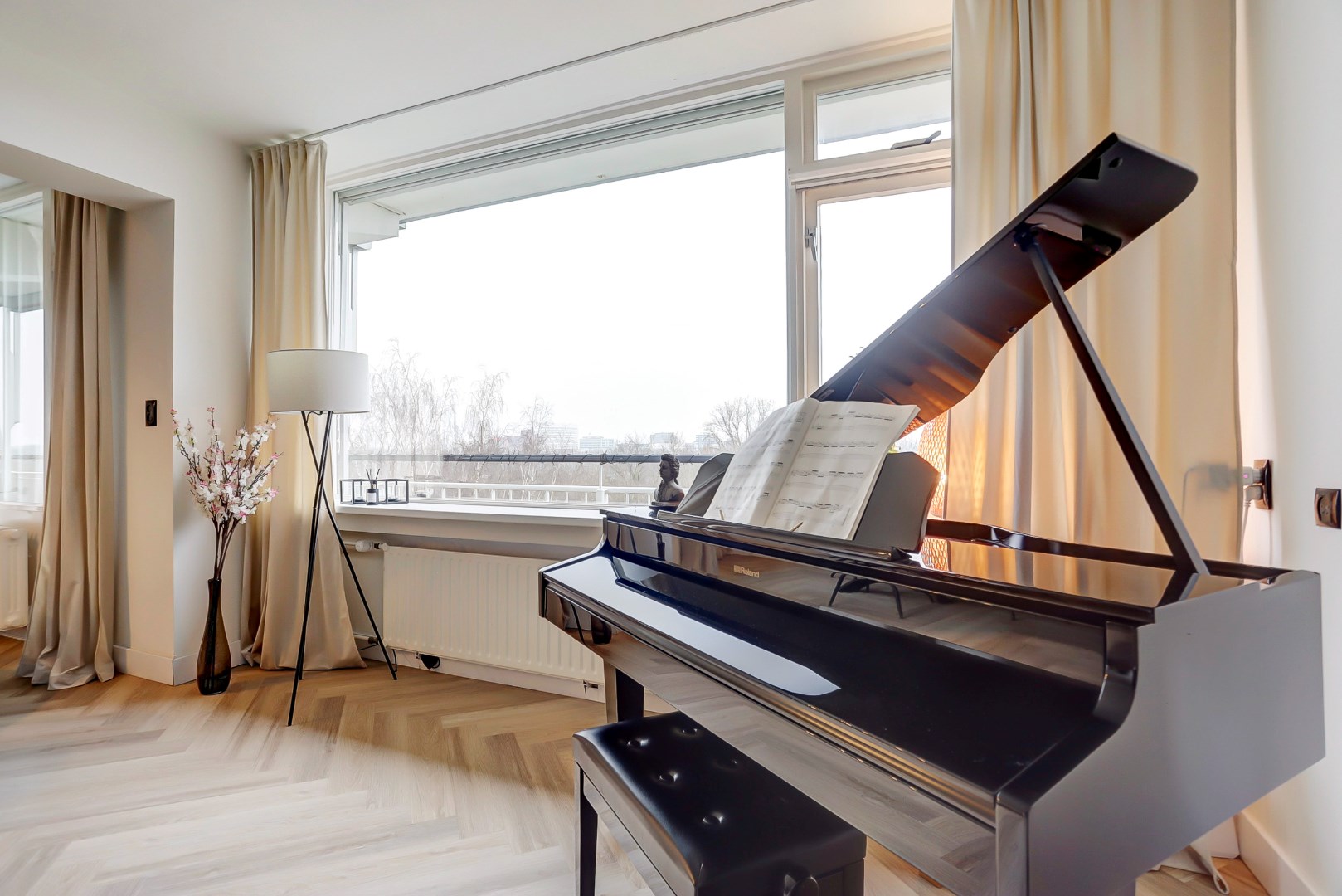 Dit Turn-key  4-kamer appartement op de 7e verdieping van bijna 100 m2  met een breed balkon op het zuidwesten is gelegen op eigen grond! 