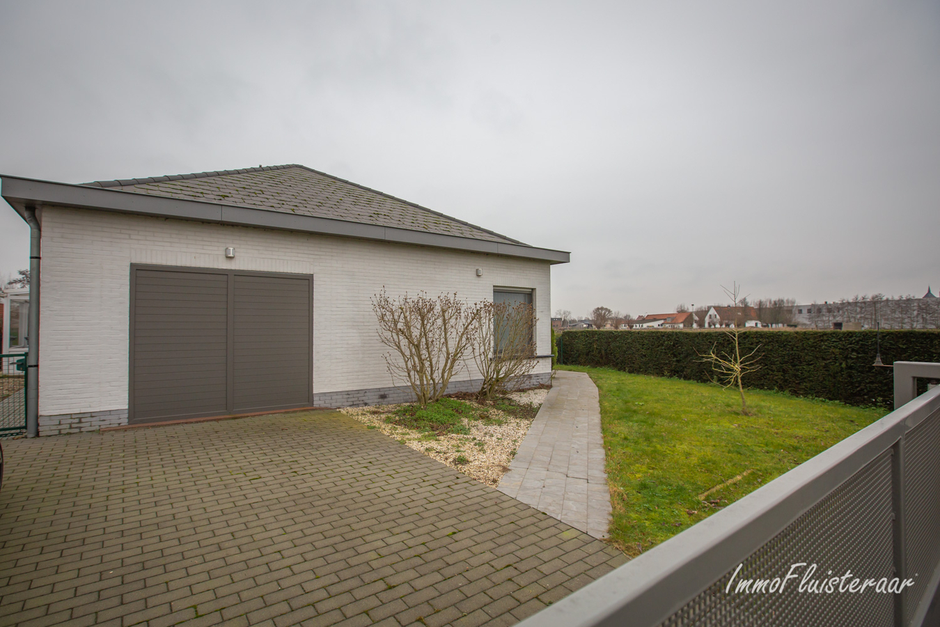 Instapklare moderne bungalowwoning met loods en aanpalende weilanden op 6929m&#178;. 