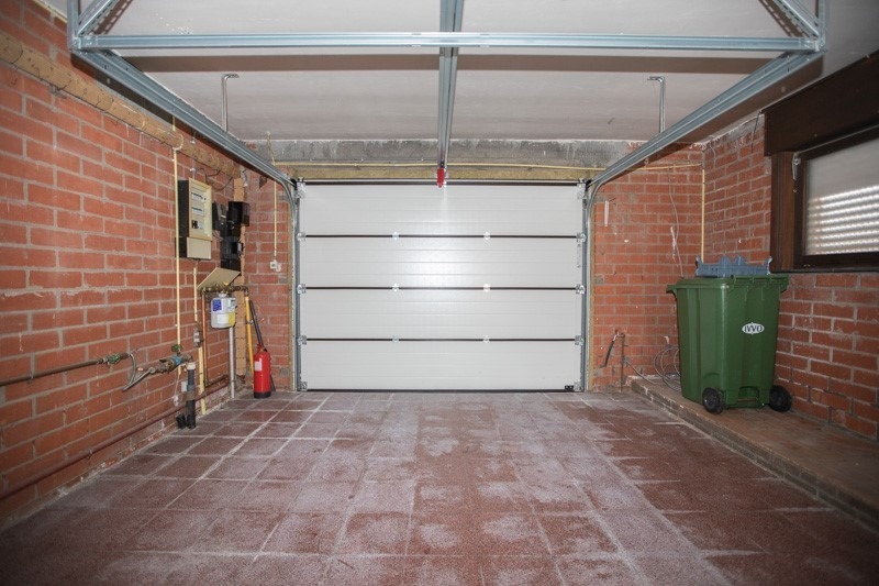 Ruime woning met 4 slaapkamers en garage te Ieper 