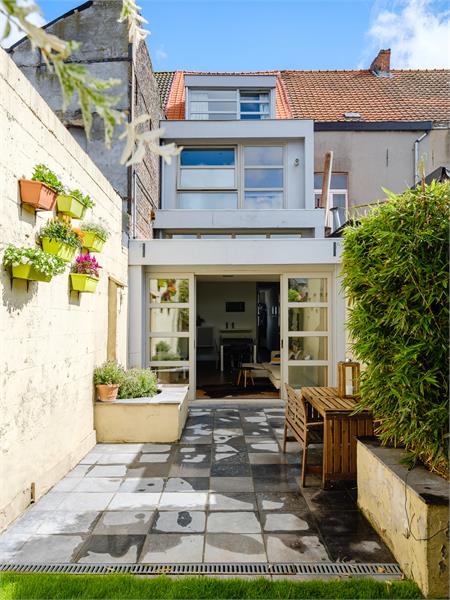 Lichtrijke en recent gerenoveerde woning op toplocatie aan het water 