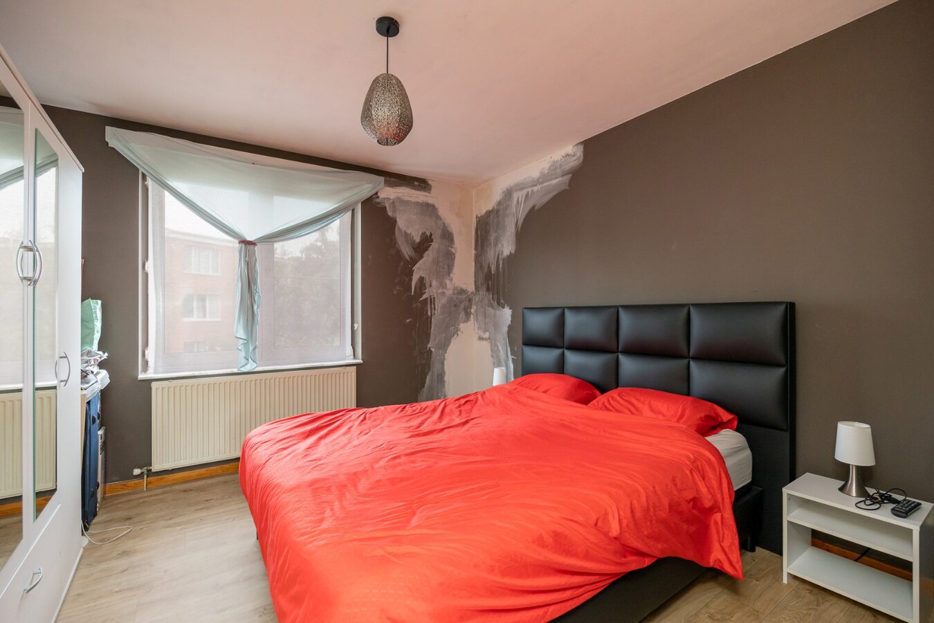 Opbrengsteigendom met 5 appartementen en 3 garages 