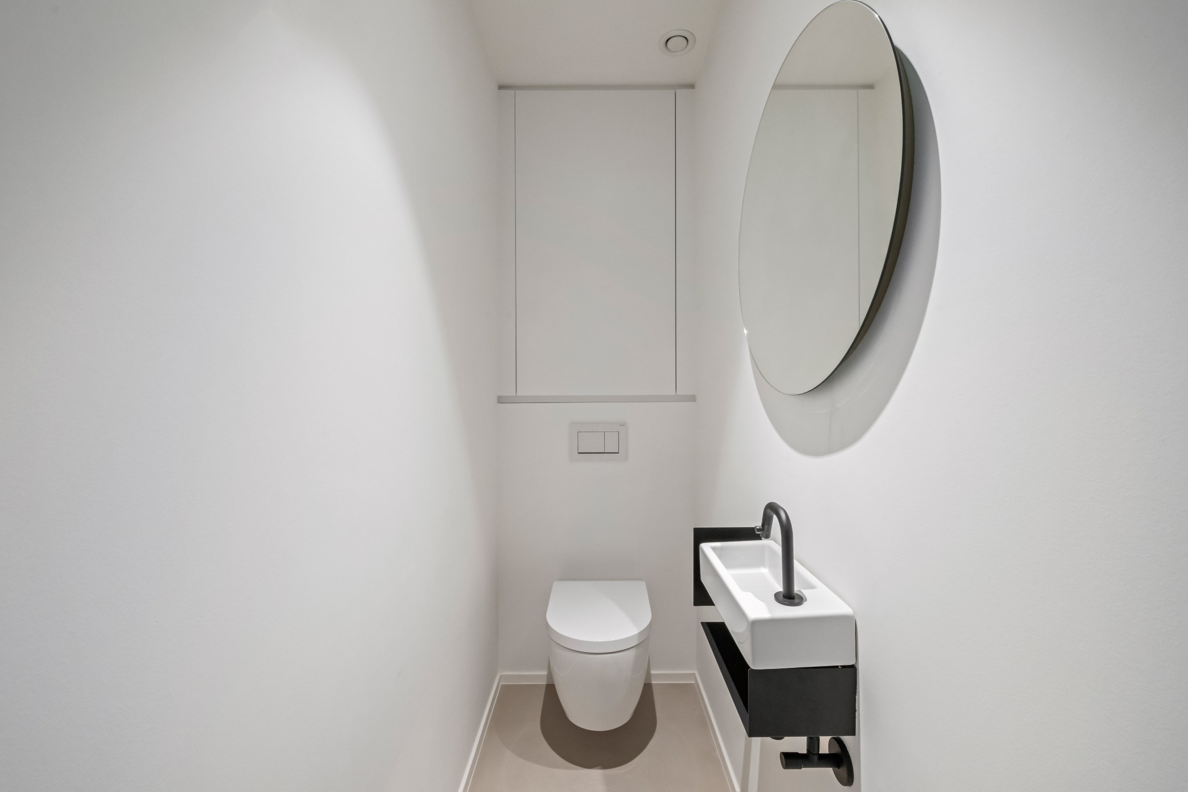 Appartement de trois chambres &#233;l&#233;gamment r&#233;nov&#233; avec vue d&#233;gag&#233;e sur la Kustlaan. 