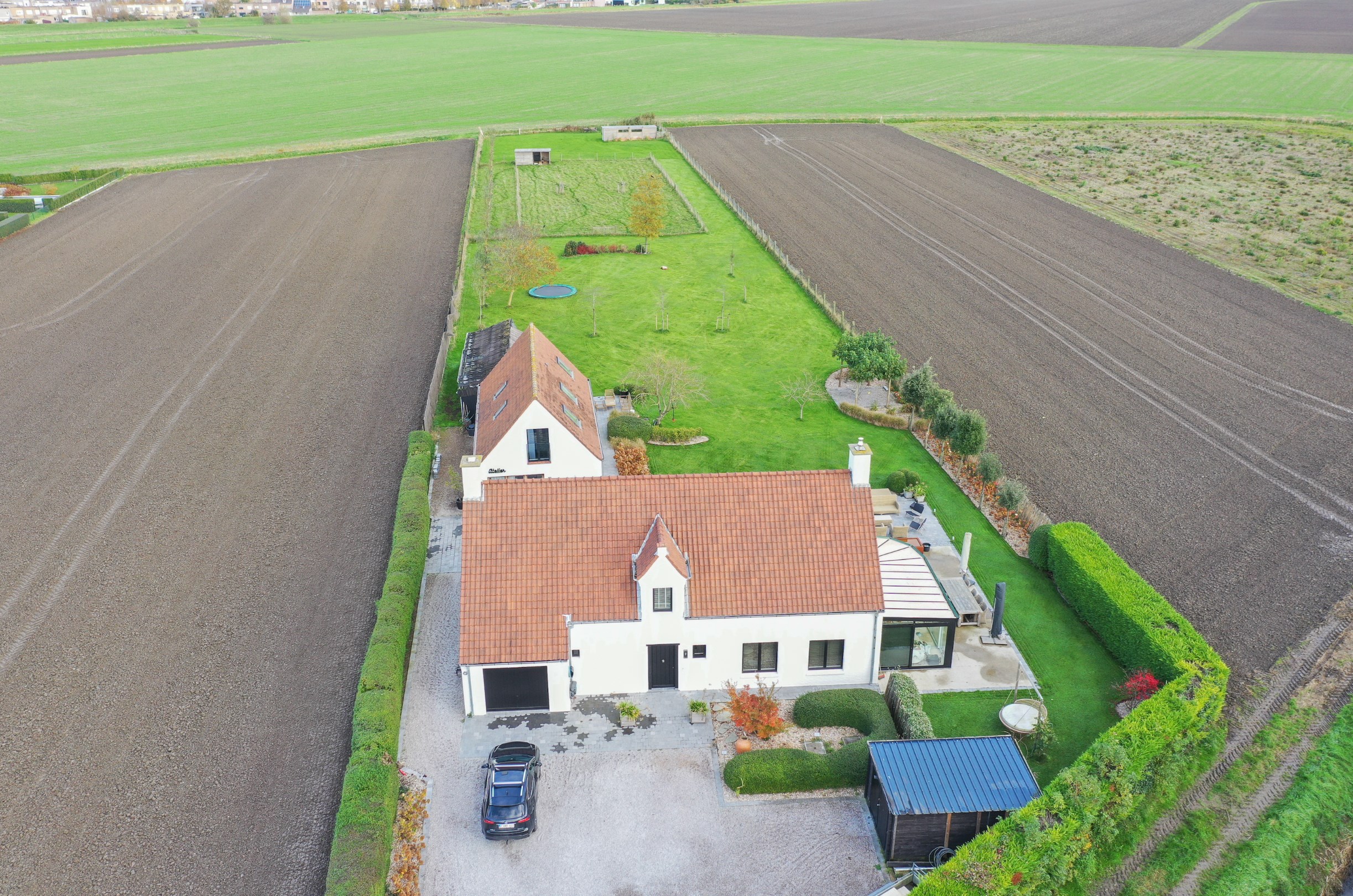 Uitzonderlijke en gerenoveerde eigendom ( 5.510 m&#178; grond ) vlakbij het centrum van Knokke-Heist en toch genietend van een uitzonderlijk open zicht over de Knokse Polders. 