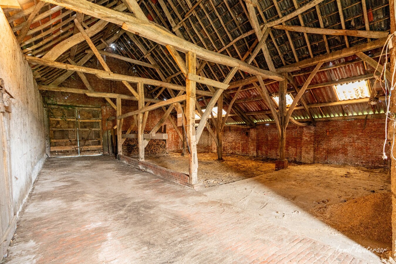 Karakteristieke hoeve met grote schuur op ca. 2 ha te Hoogstraten (Aankoop extra overliggend weiland van ca. 4 ha mogelijk) 