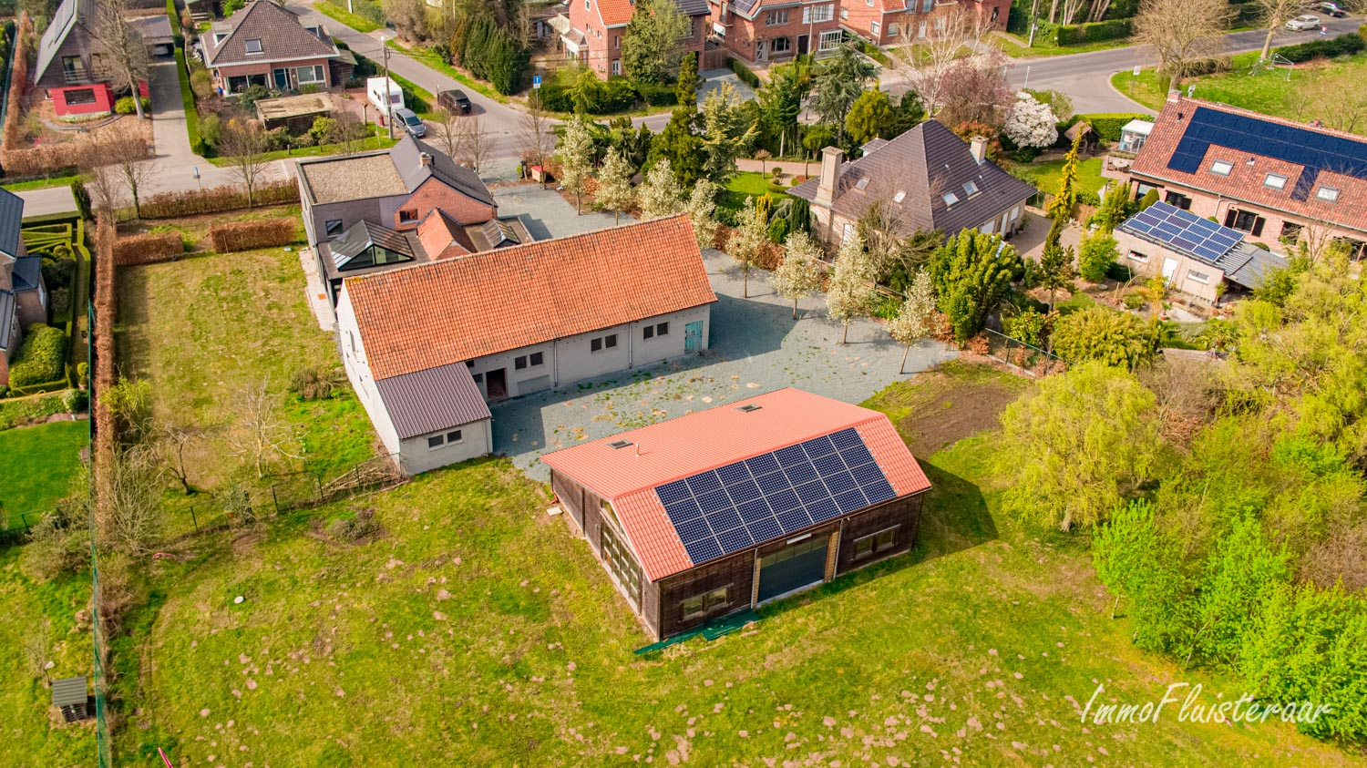 Hedendaagse villa met aanhorigheden op een perceeloppervlakte van 1,6 ha te Belsele 