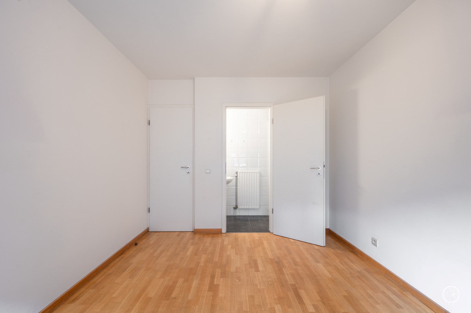 Lichtrijk hoekappartement met twee volwaardige slaapkamers gelegen in het centrum van Knokke. 
